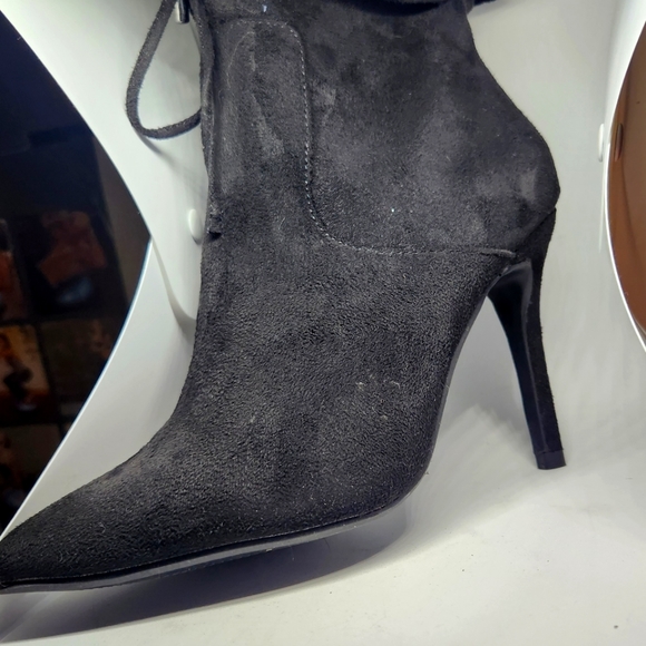 BLK SUEDE ANKLE BOOTS - Picture 4 of 6